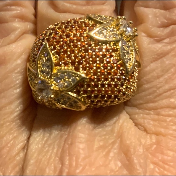 Simulated red and white diamond ring with flowers - Picture 3 of 7